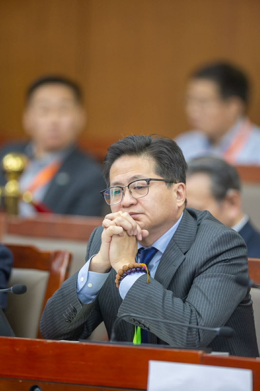 Гэрчээр дуудагдсан болон компани төлөөлж ирсэн төлөөлөгч нар шинжээчдийн дүгнэлттэй одоо л танилцаж байна.